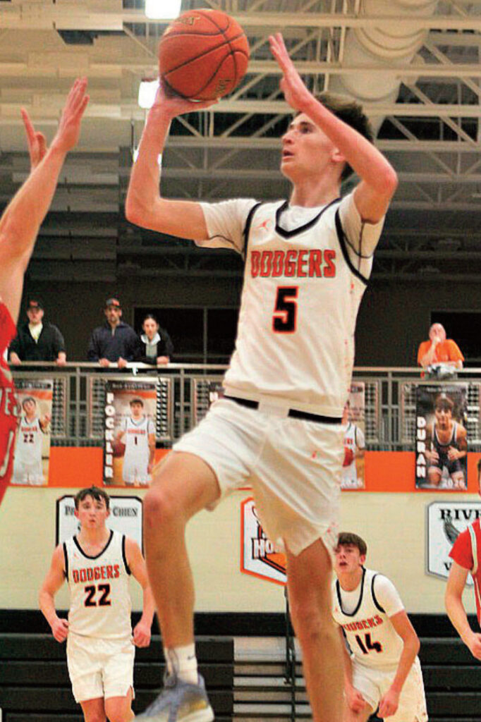 Dodger Elliot Hesseling gets inside the lane for two of his 25 points. Photo by Angie Borne.