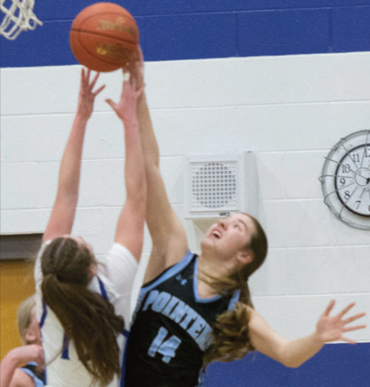 Pointer Lily Houtakker battles for a rebound. Photo by Robin Wiegman.