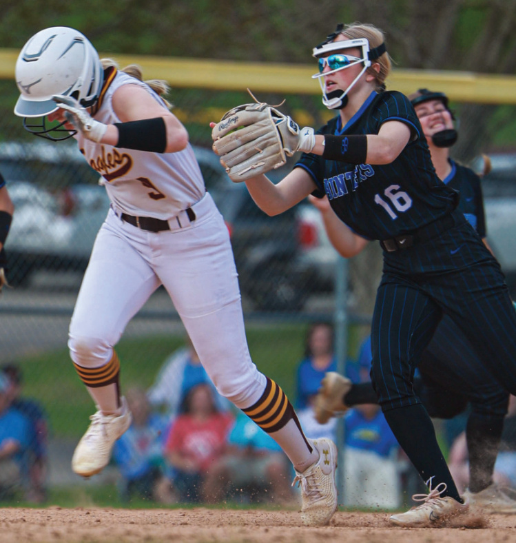 Pointers Ava Ingwell tags a Fennimore runner out in a run down. Photo by Izzy Dannenberg,