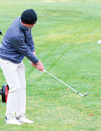Barneveld's Will Pechan chps a shot. Anita Schmid photo.