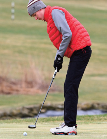 Barneveld's Noah Doescher strokes a putt. Anita Schmid photo.