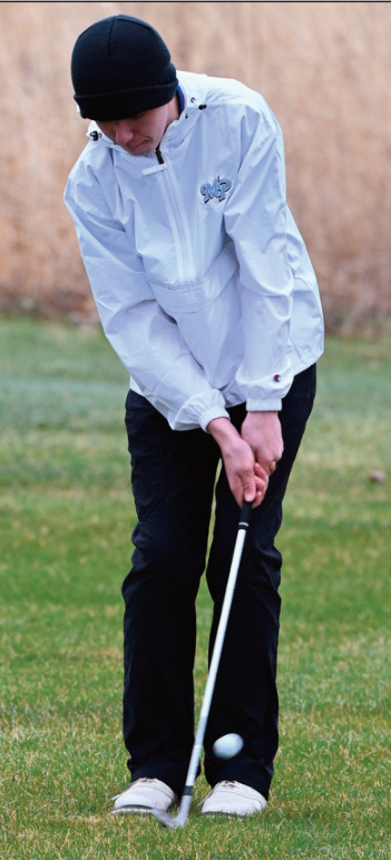Pointer Gage Godfrey chips a shot. Photo by Anita Schmid.