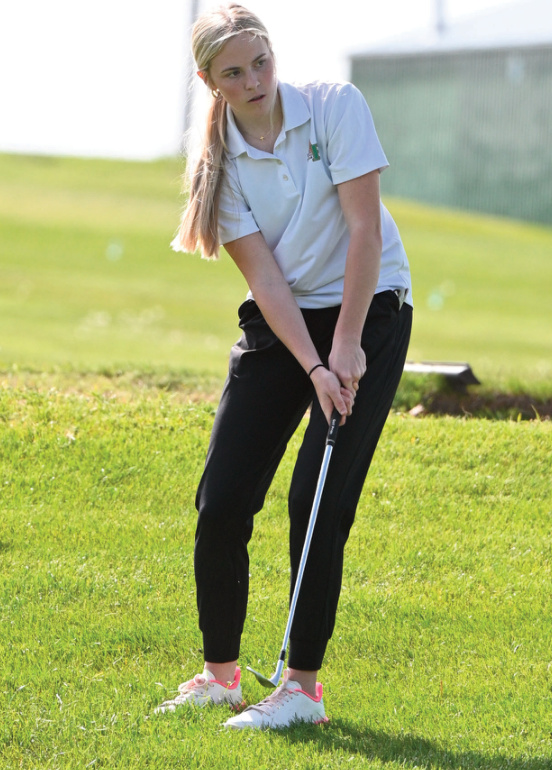Argyle/Pec's Avari Steiner watches a chip shot head onto the green. Anita Schmid photo.