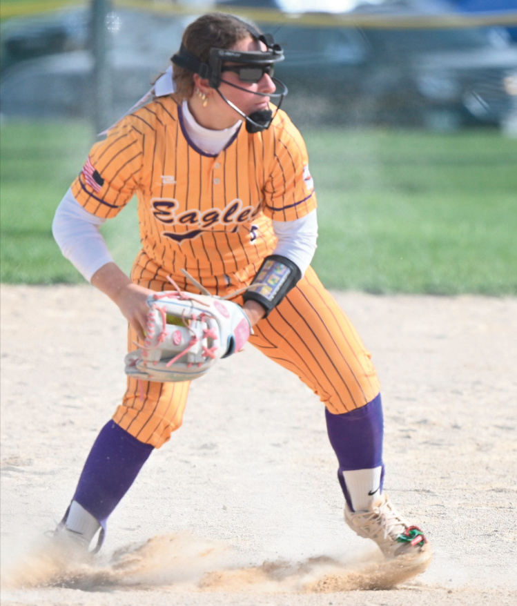 Eliza Gordon looks to throw a runner out at 2nd. Anita Schmid photo.