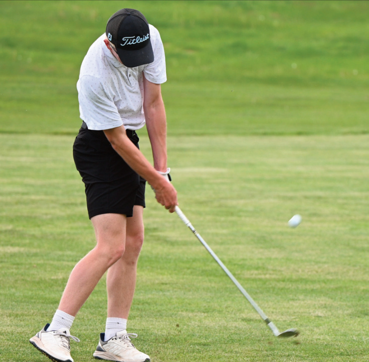 Barneveld's Will Pechan chips to the green. Anita Schmid photo.
