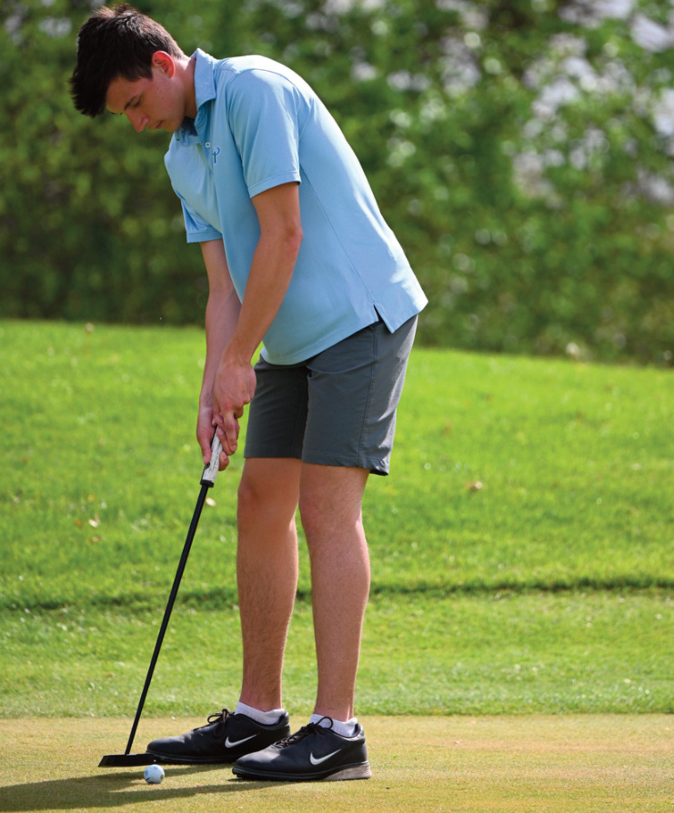 Pointer Drew Aschliman strokes a putt. Anita Schmid photo.