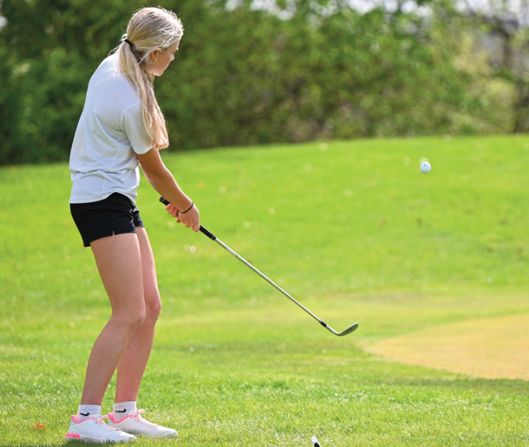 Argyle/Pec's Avari Steiner chips a shot. Photo by Anita Schmid.