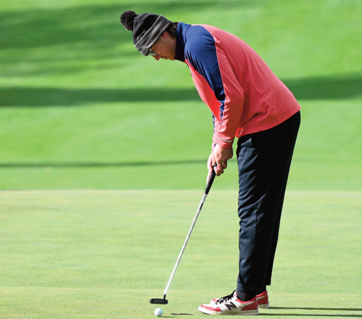 Barneveld's Colton Christensen strokes a putt. Photo by Anita Schmid.