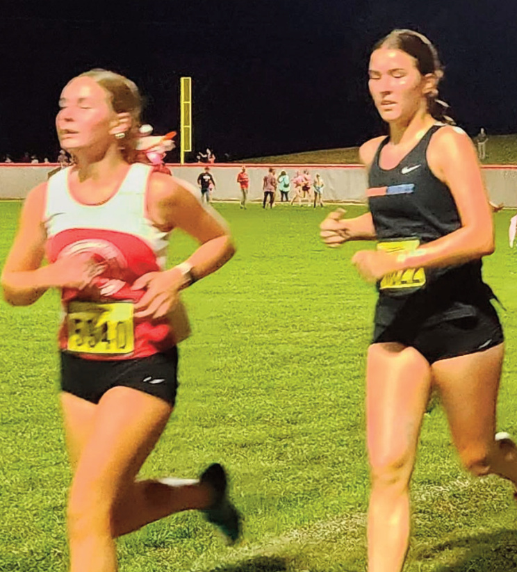 Lilly Houtakker tries to pass a runner. Photo by Amy Robinson.